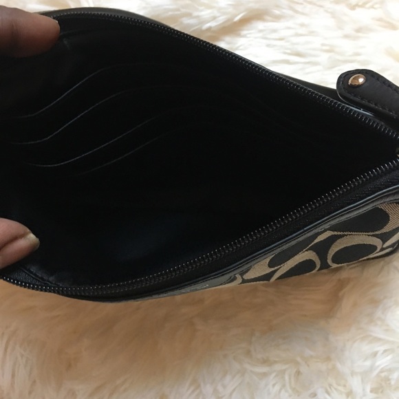 ๐ค Beautiful Coach Wristlet ๐ค - Picture 3 of 7